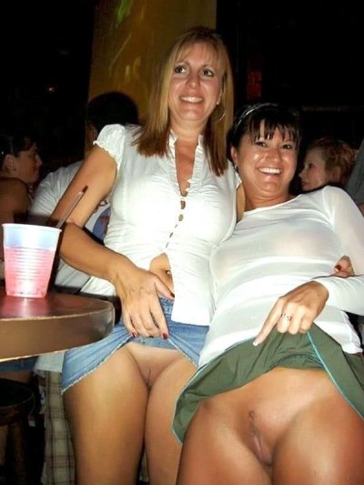 Радостные красотки без трусиков не остаются