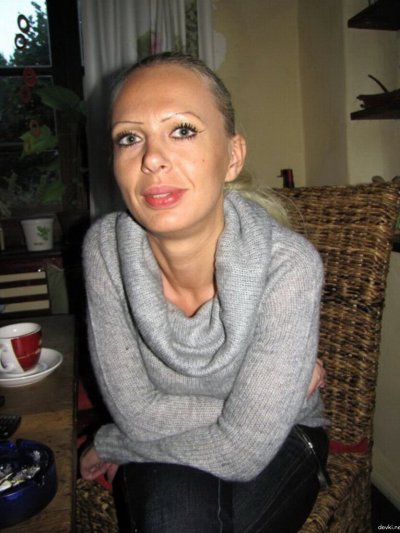 Девушка отсасывает член парня