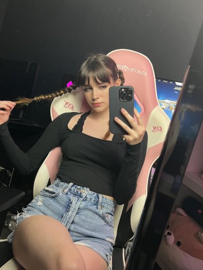 Изображения сексуальной красотки с торчащими сосочками