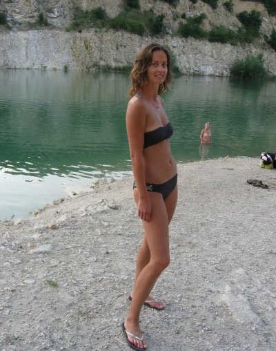 Умеренно скромная мамочка показывает свои прелести.