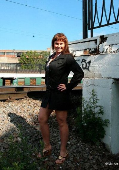 Сочные бюсты и пышные кудрявки у развратной красотки