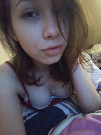 Сексуальные снимки похотливой девушки с влажной писькой в халяве