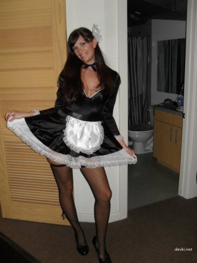 У красотки мокрая киска - сексуальное возбуждение