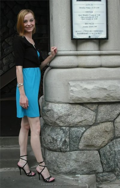 Стройная блондиночка обожает, когда заливают её мордашку.