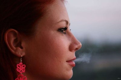 Оголенная красавица с огненными волосами