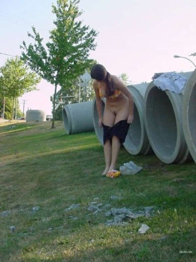 Развратная красотка на детской площадке