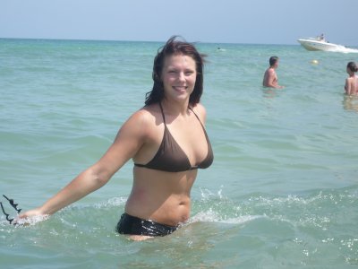 Баба развлекается на отдыхе на все сто