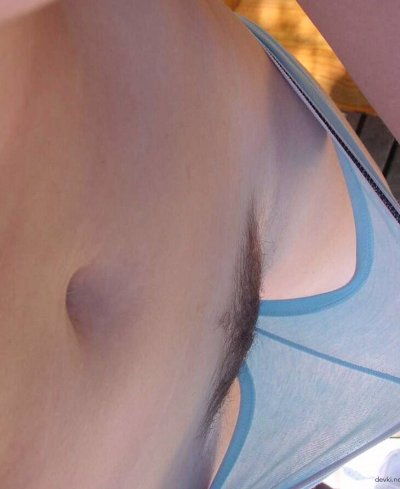 Молодая красавица устраивает жаркую любительскую фотосессию без одежды