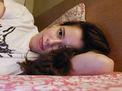 Худенькая милашка показала свое тело в откровенной позе