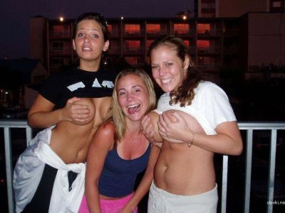 Дамы показывают свои прелести: обнажение бюста (часть третья)