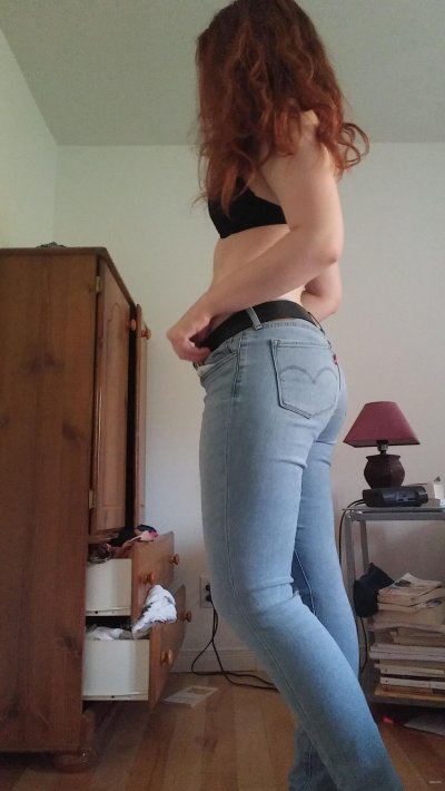 Сексуальная красотка с огненными волосами обнажается и принимает водные процедуры