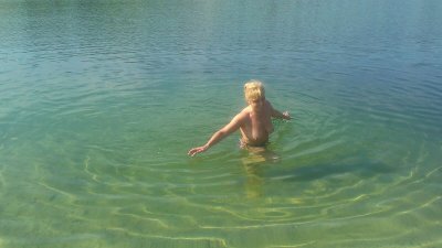 Развратная шалунья без одежды на свежем воздухе