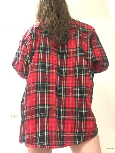 Обнаженная дама в рубашке демонстрирует свое привлекательное тело