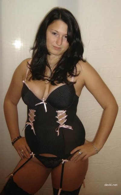 Соблазнительная темноволосая красавица показывает свои прелести в сексуальном белье