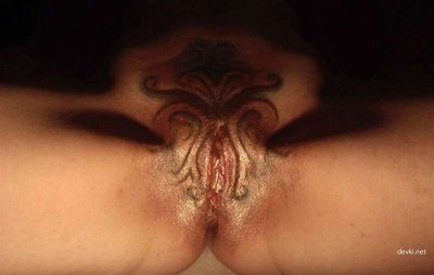 Девушка с ярким тату на лобке: откровенные моменты и страсть