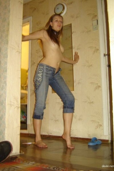 Развратная крошка шалит у себя в гнездышке