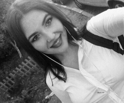 Жгучая девушка с ребенком