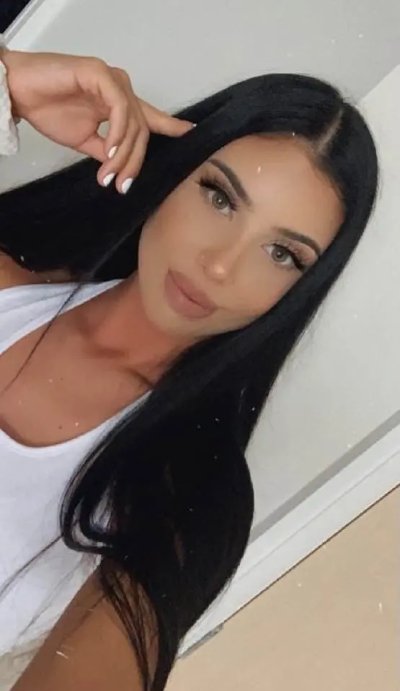 Сексуальная брюнетка демонстрирует интимные места в деталях