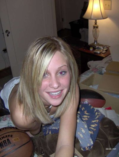 Наслаждайтесь видео с обворожительной блондиночкой!