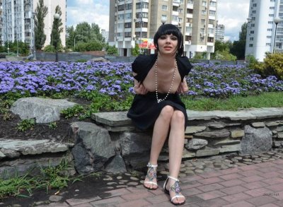 Домашнее видео сексапильной шатенки на публике