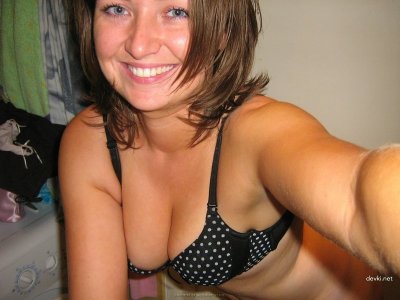 Дама тщательно умывается в интимной зоне