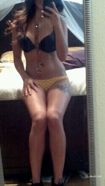 Красотка удовлетворяет себя перед зеркалом - горячее зрелище!