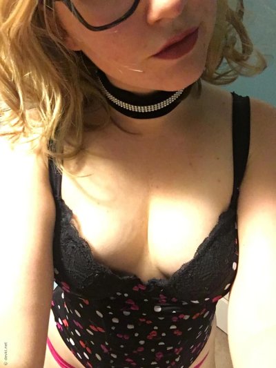 Сексуальная красотка с бровями позирует перед зеркалом, демонстрируя свои прелести и снимает себя на смартфон