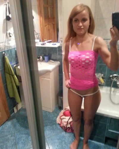 Искусительница снимает свои прелести на камеру