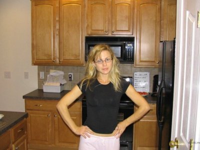 Молодая девочка не заботится о бритье в интимной зоне