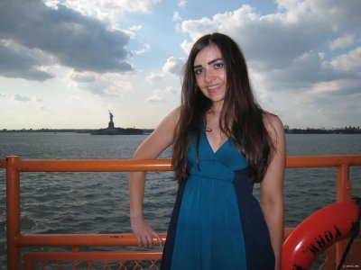 Фотографирует свою изумительную задницу