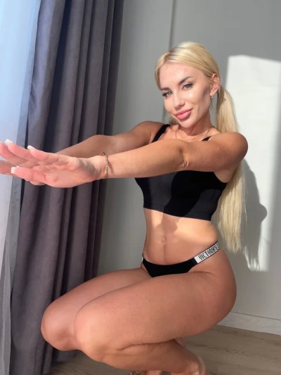 Соблазнительная блондинка с упругой грудью демонстрирует мокрую киску