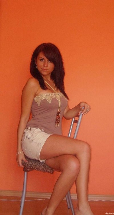 Сосет член в домашней обстановке и на берегу.