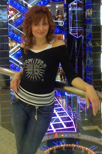 Рыжеволосая красотка, наслаждающаяся водными процедурами без одежды