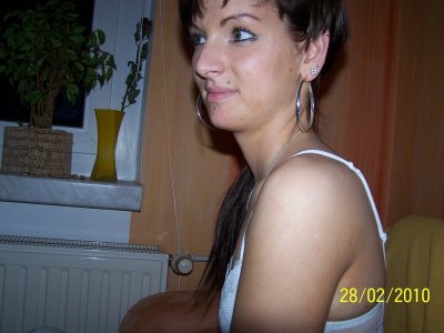 Обворожительная шатенка демонстрирует свои прелести