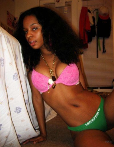 Темнокожая красотка с обворожительной задницей