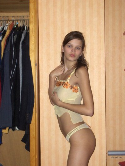 Парень снимает свою молодую подругу