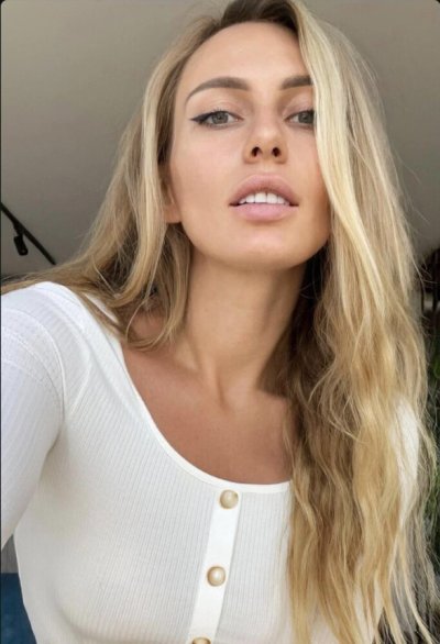 Горячая мамочка с фитнес фигурой обнаженно показывает свои прелести