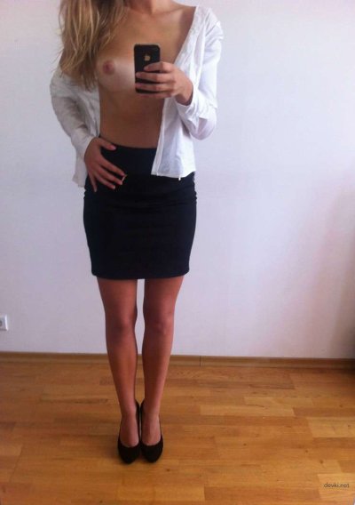 Горячая милашка меняет на сексуальное белье