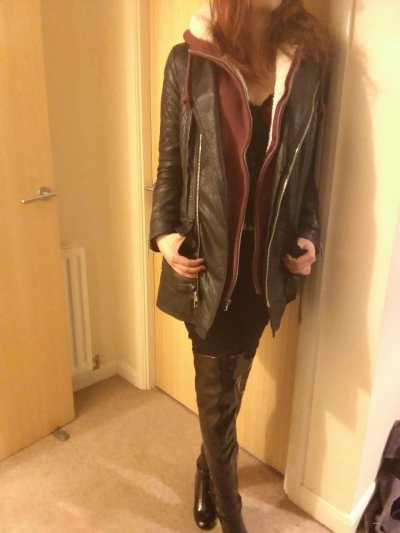 После прогулки снимает все до наготы