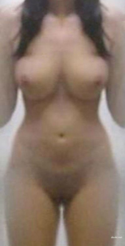 Обнаженная супруга после душа на домашних снимках