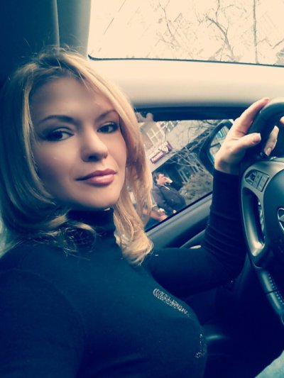 Сексуальная мамочка сняла пару фото перед зеркалом и показала их парню