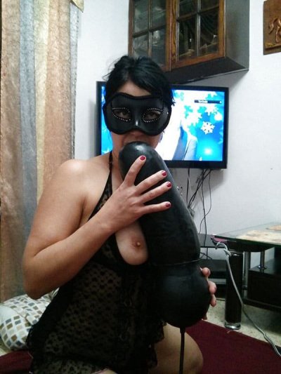 Моя супруга - настоящая поклонница огромных надувных пенисов, и я просто в восторге!