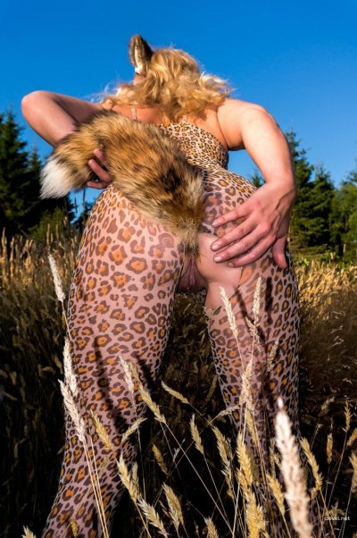 С задорным хвостиком в упругой попке