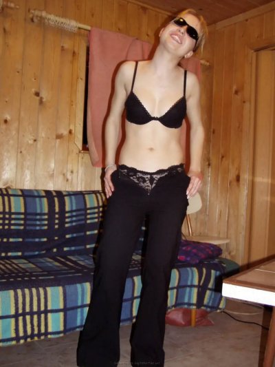 Застенчивая красотка сосет член парню