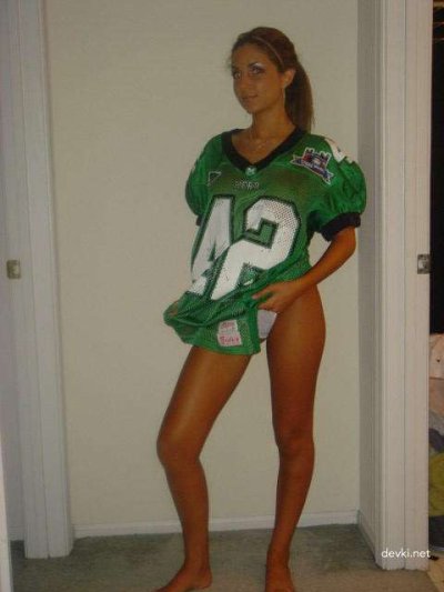 Горячая красотка с привлекательным бюстом