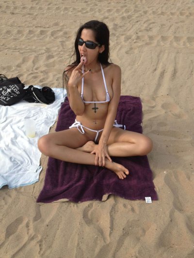 Дама показывает свои прелести, демонстрируя интимные места.