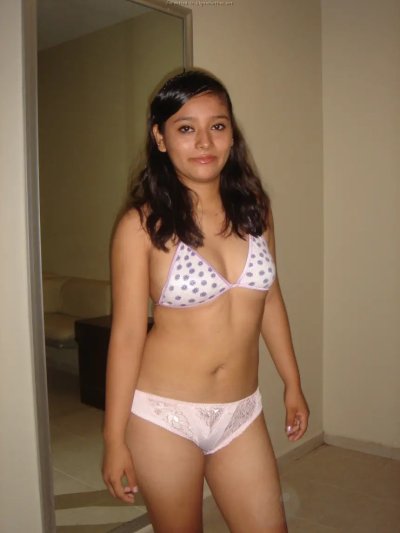 Красотка разделась догола перед камерой