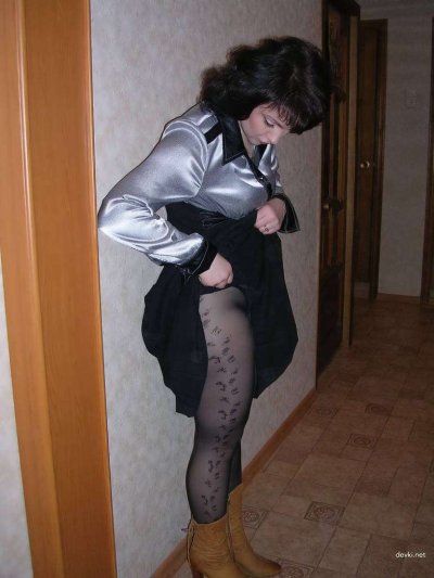 Опытная дама демонстрирует свою киску