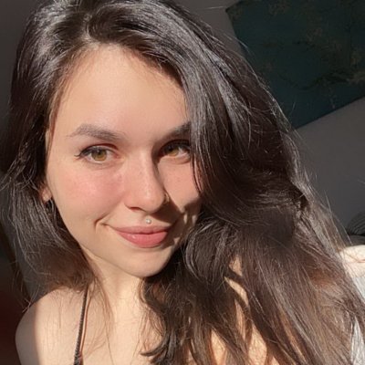 Девушка с небольшой привлекательной грудью фотографирует себя