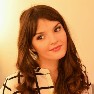 Крошка с пухленьким бюстом делает откровенные селфи без одежды